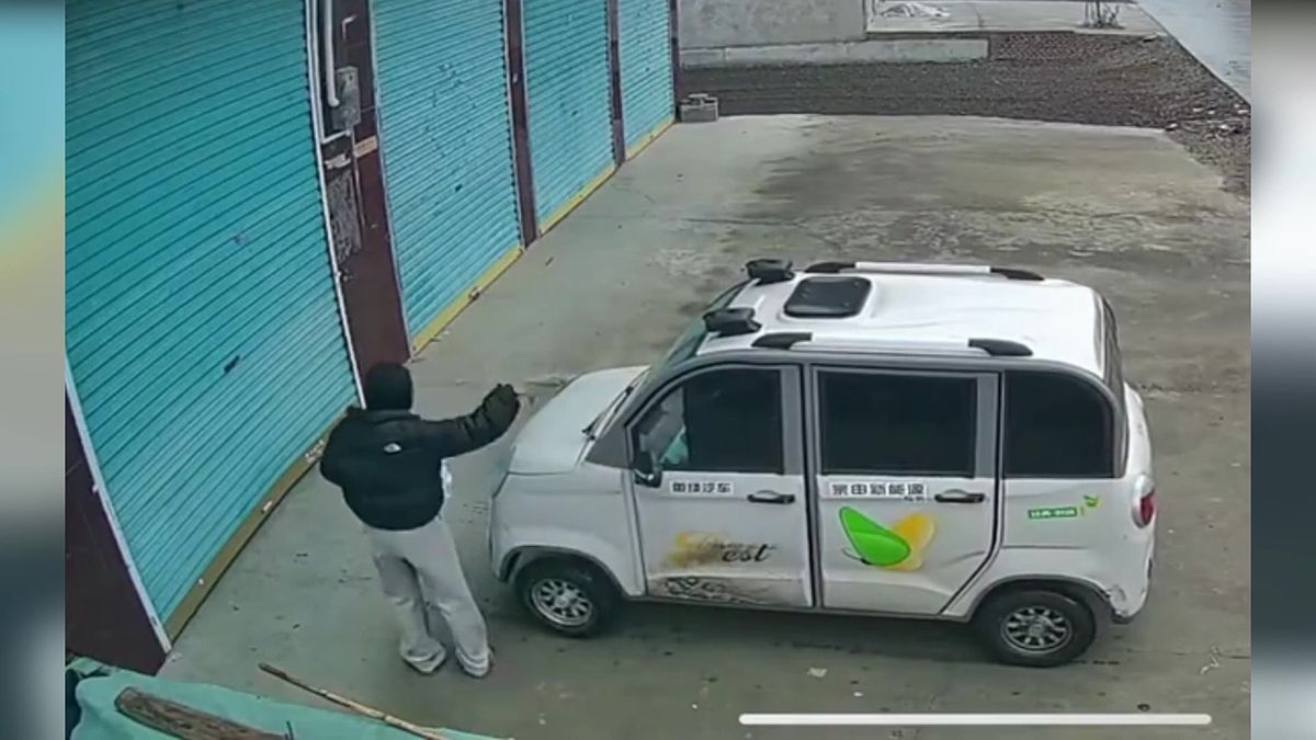 Batole v Číně rozjelo auto a protlačilo matku skrz vrata do garáže