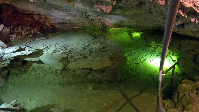Smaragdové jezírko v jeskyni Na Turoldu se po osmi letech konečně plní vodou