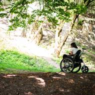 Mia využívá invalidní vozík. 