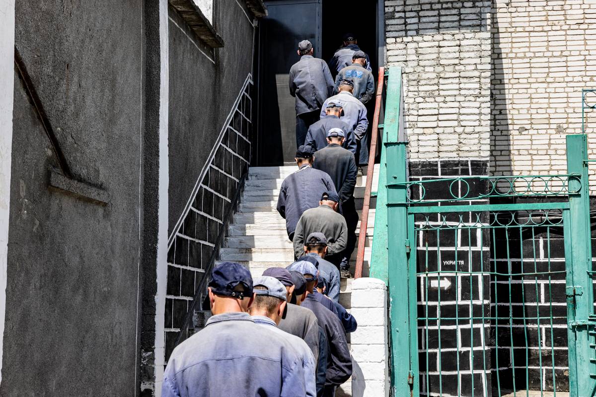 Ruští váleční zajatci čekají ve frontě do jídelny.