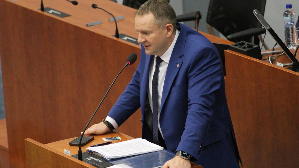 Vysočinský hejtman a manželka exministra si ve Sněmovně přivydělávají jako asistenti poslanců