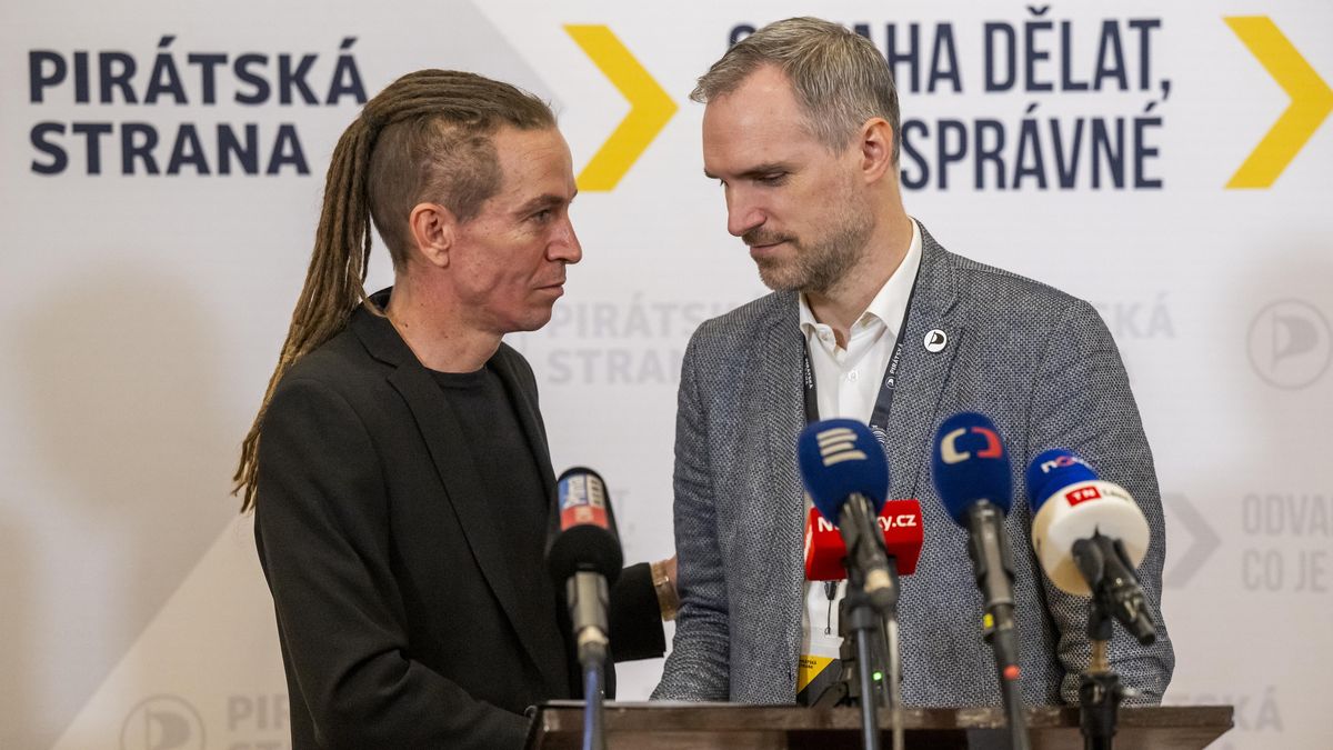 Zpátky v plné síle? Od Pirátů odešla polovina exposlanců a výrazných tváří