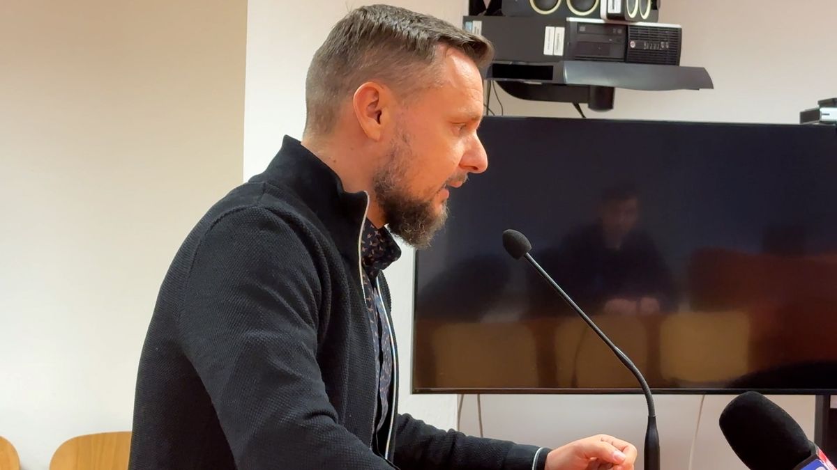 Účetní vysál z konta soudu 16 milionů a prosázel je. Museli na něj podat novou žalobu