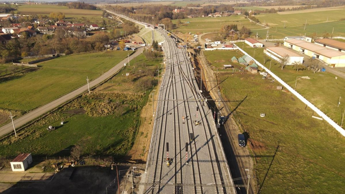 Z opravovaného silničního mostu v Ústí nad Labem spadla část blízko železniční trati