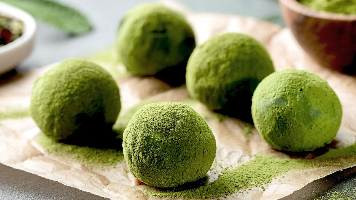 Cukroví pro začátečníky: matcha kuličky, vosí hnízda, rafaelo a nepečená roláda