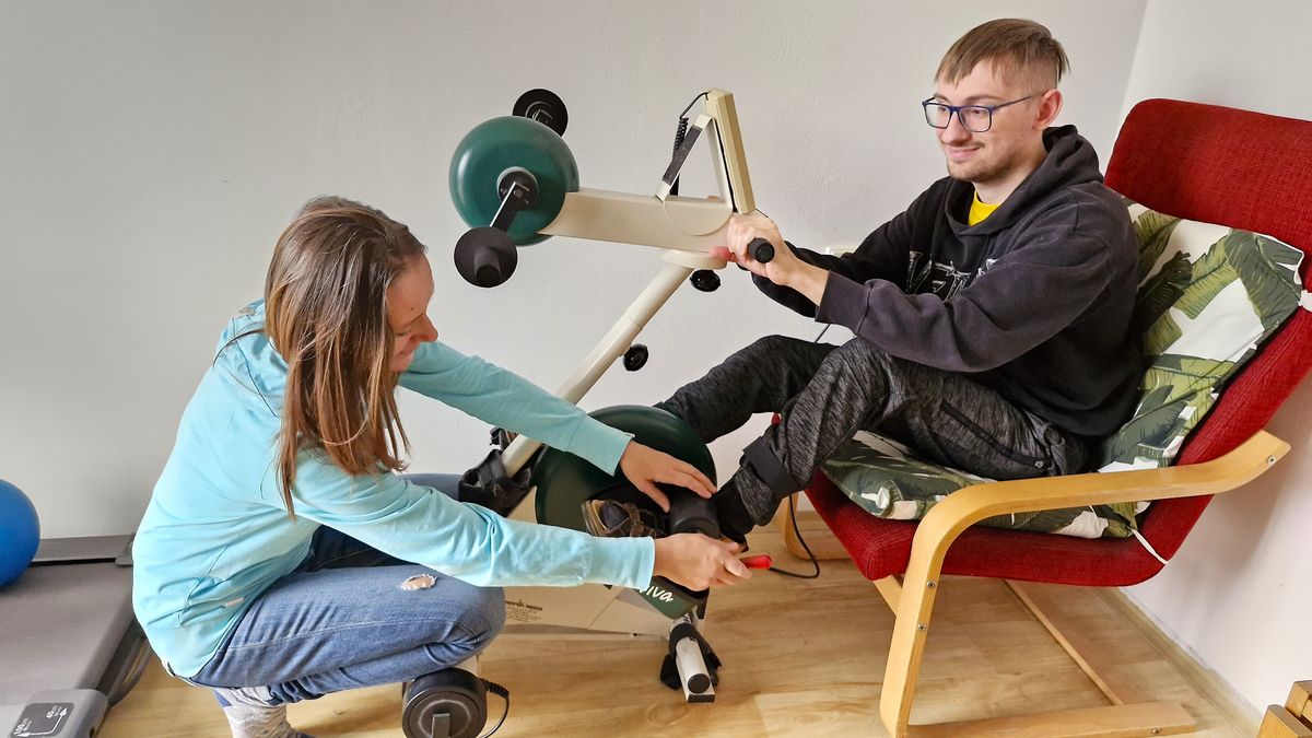 Dětská mozková obrna ho upoutala na vozík, přesto se osamostatnil. Teď má přijít o bezbariérový byt
