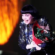 Dárky od obecenstva zpěvačka přebírá takřka po každé písni.