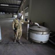 Povstalec ukazuje na zařízení na výrobu captagonu, který byl důležitým syrským vývozním artiklem a který stojí za epidemií zneužívání drog v bohatých státech Perského zálivu.