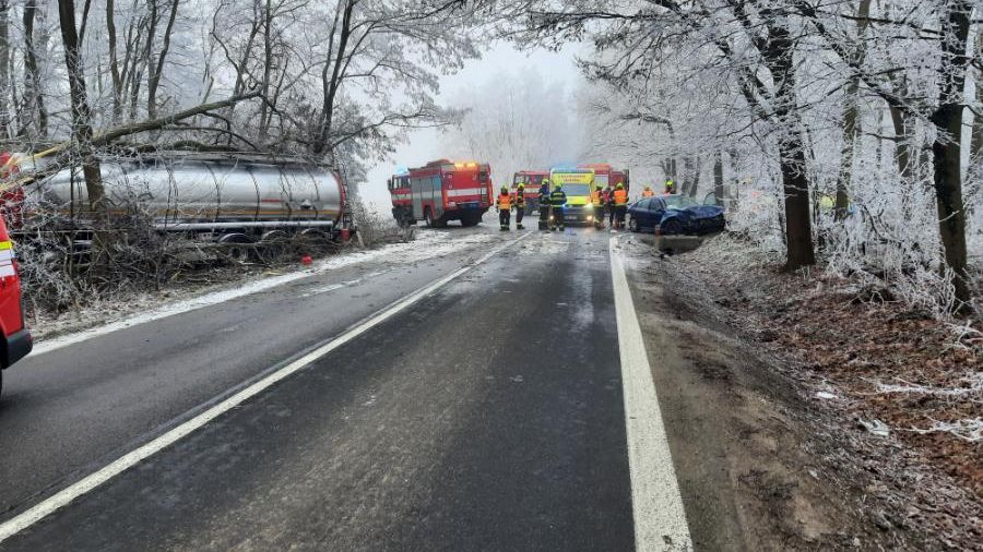 Po střetu osobního vozu s cisternou na Pardubicku stojí doprava na tahu na Kutnou Horu