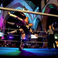 V kostele svatého Petra v anglickém městě Shipley se při bohoslužbách koná wrestlingová show.
