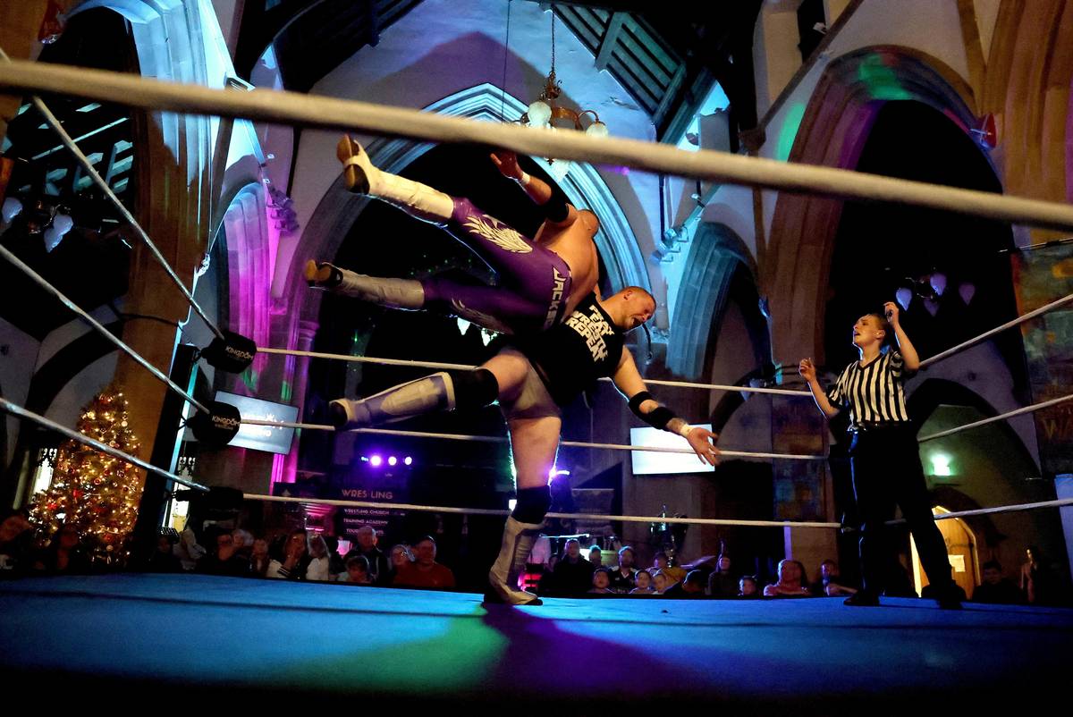 V kostele svatého Petra v anglickém městě Shipley se při bohoslužbách koná wrestlingová show.