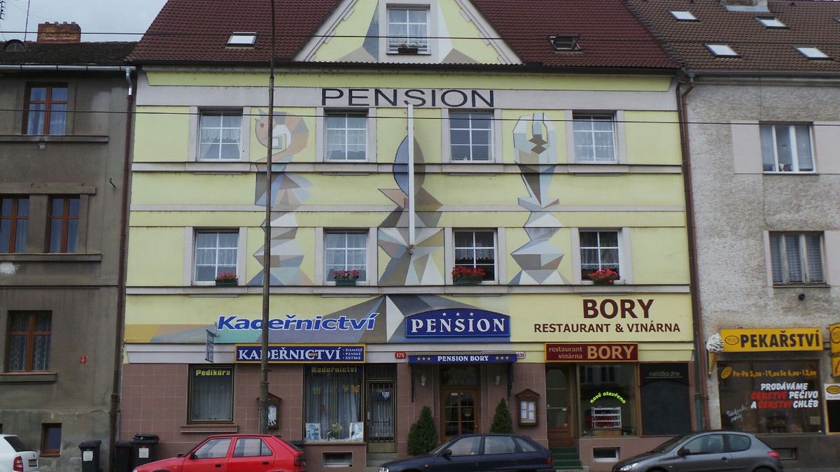 Žena v Plzni nechtěla kriminalisty pustit do penzionu, kam přišli bez povolení. Jednoho praštila pěstí