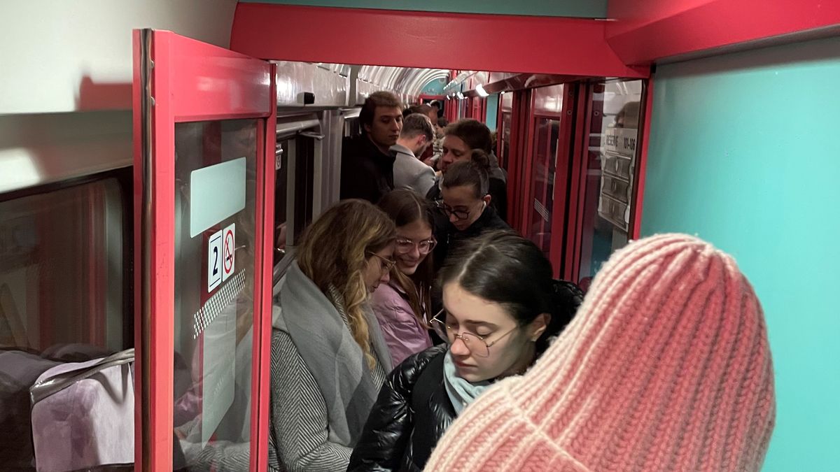 Někdo ukradl kabely. Vlaky na železničním koridoru u Pardubic nabírají zpoždění