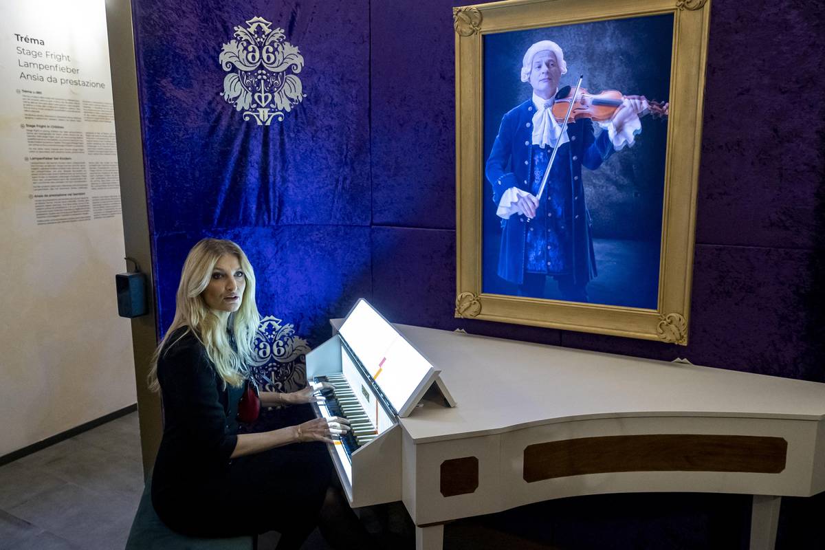 Tereza Maxová si podle pokynů Mozartova otce Leopolda zahrála na cimbalo.