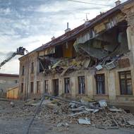 Hasiči zasahující ve Znojmě v bytovém domě, kde došlo k výbuchu.