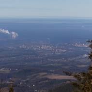 Krajina zahalená do smogu, výhled na Frýdek-Místek a komíny Biocelu Paskov.