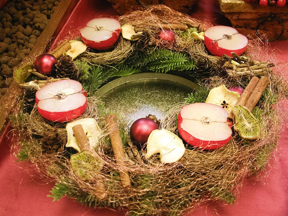 Romantický věnec se svíčkami ve tvaru rozkrojených jablíček