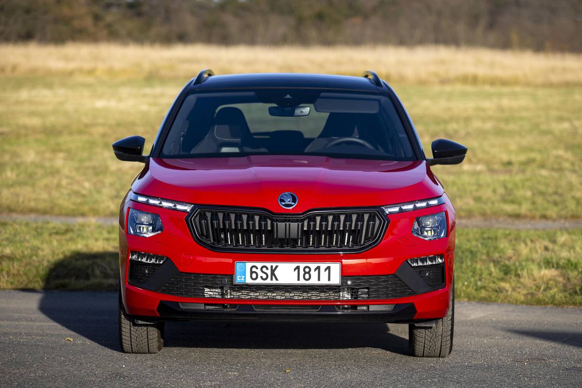 Modernizovanou Škodu Kamiq prozradí především upravená příď s novými světly, upravenou maskou a upraveným nárazníkem.