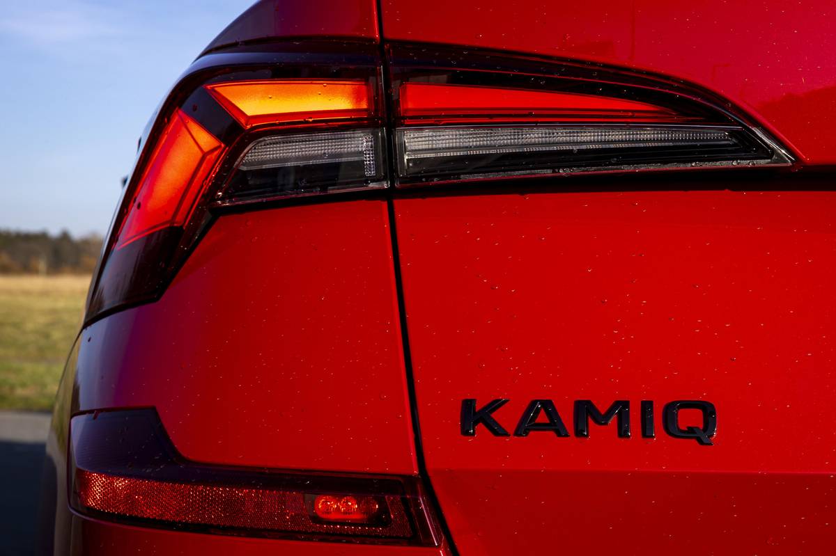 Zadní světla jsou rozdělena do několika segmentů, označení modelu je vyvedeno v černé barvě.