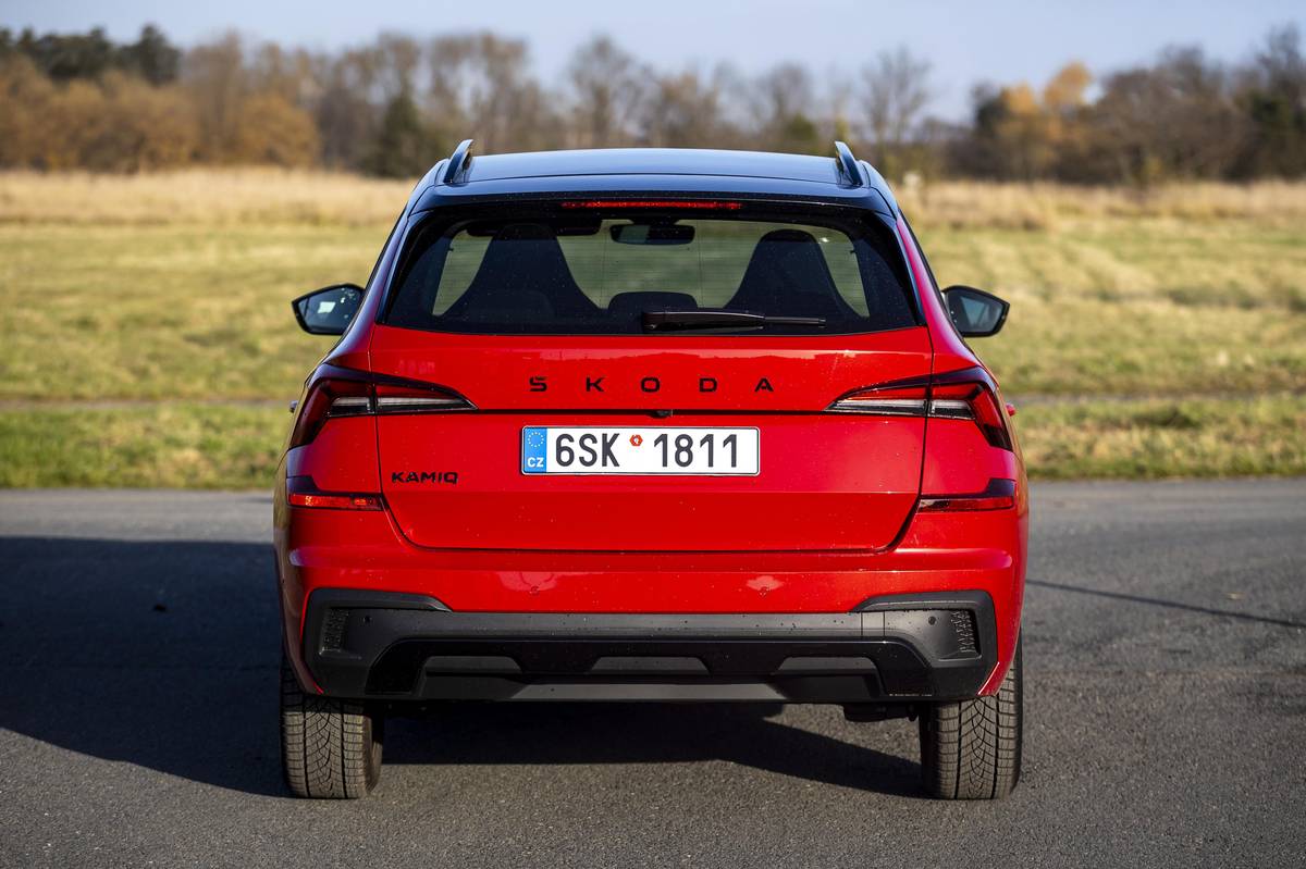 K lehkým změnám došlo také na zádi, kde vidíme upravený světelný podpis i přepracovaný nárazník.