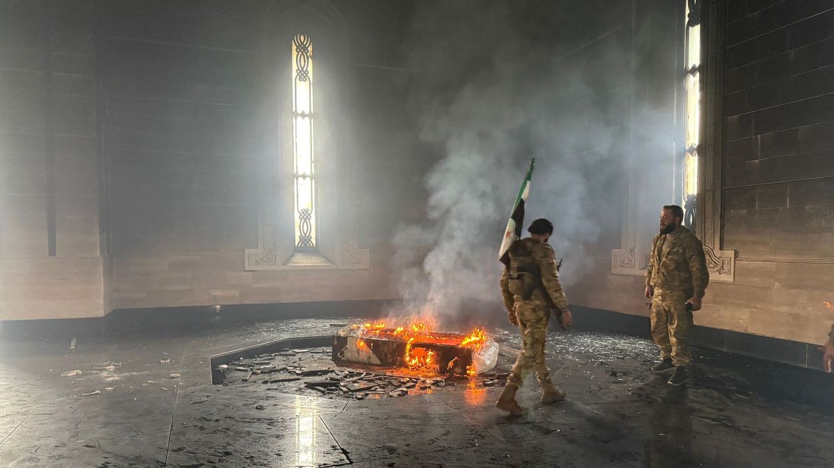 Syrští rebelové spálili hrobku Háfize Asada