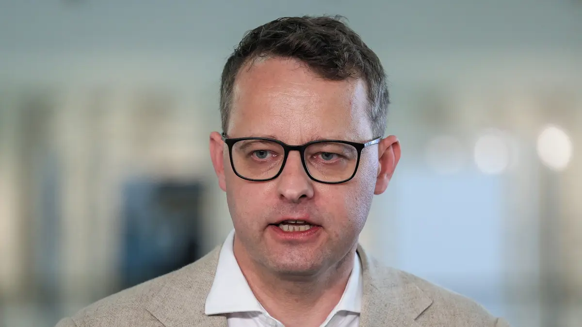 Novináři vypátrali v Budapešti polského politika podezřelého ze zpronevěry 628 milionů