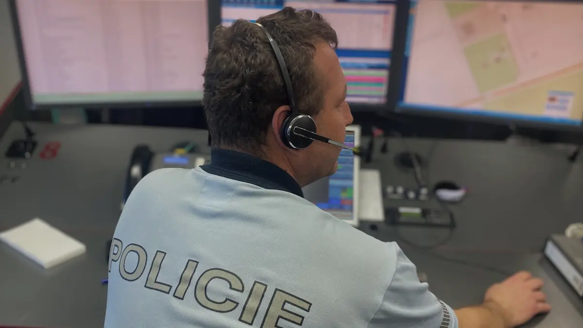 Muž čtrnáctkrát volal na tísňovou linku. Stěžoval si, že je mu smutno a zima