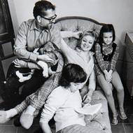 Autorem snímku je Antonín Mařík, který patřil k nejbližším přátelům rodiny. Fotografie, PF pro Janu Brejchovou a Vlastimila Brodského. Na snímku děti Marek a Tereza