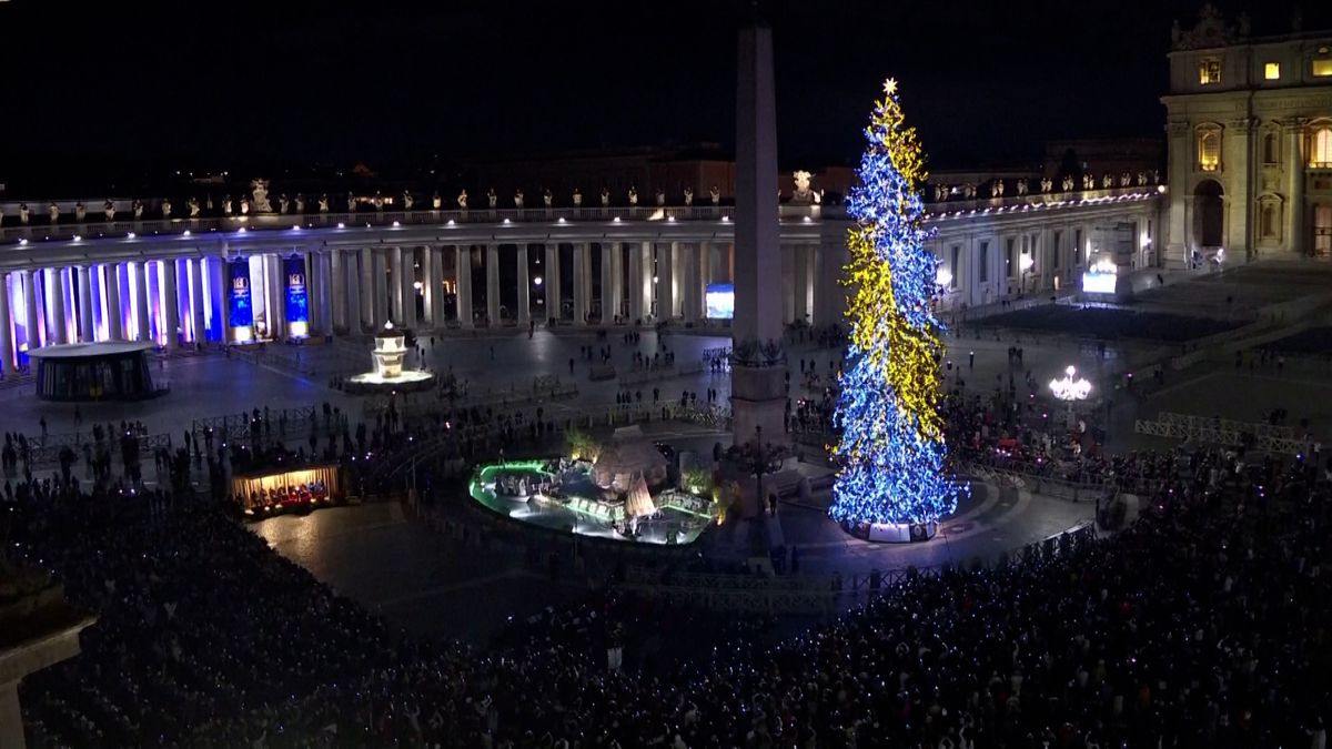 Vatikán rozsvítil vánoční strom a návštěvníky láká i na unikátní betlém