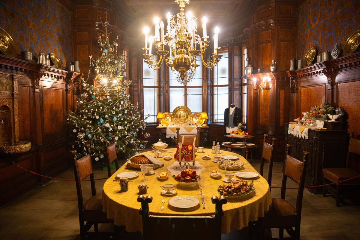 Na ukázku také byla ve dvou místnostech vystavena vánoční tabule s vánočkou, ovocem a cukrovím.