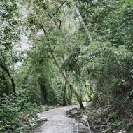 Na odpočinkových místech jsou lavičky v odstínu kortenu, který ladí s dalšími prvky a artefakty parku.