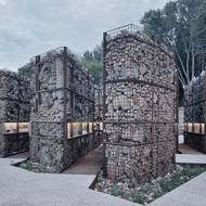 Gabionové konstrukce jsou plné trosek ze zničeného města Varšavy.