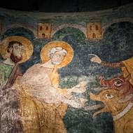 V klášteře se nachází jeden z mála existujících architektonických příkladů z karolínského období.