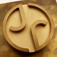 Novým znakem je originální monogram využívající nově používaný font značky.