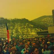 Průvod demonstrantů při listopadových protestech na dnešní Masarykově třídě