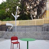 Na dvorní terase je umístěna stromolampa.