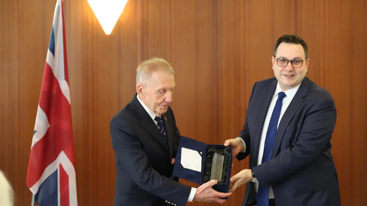 Jen výjimečným lidem. Cenu českého ministerstva zahraničí si v Londýně převzal historik George Scott