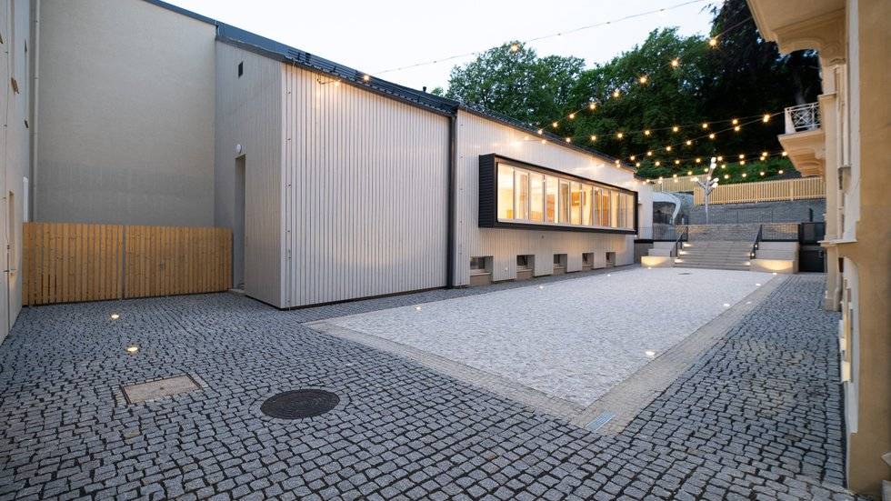 Nádvoří slouží k setkávání se v exteriéru.