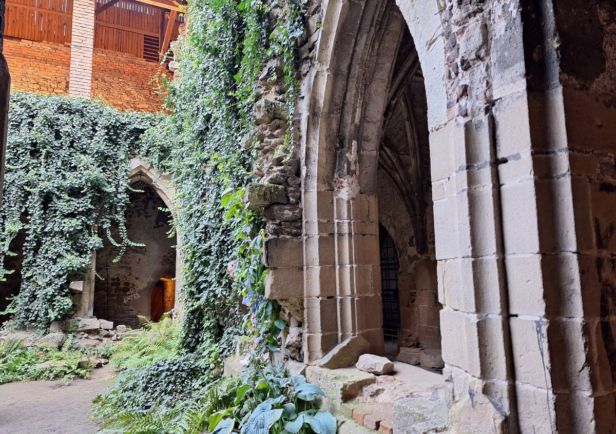 Rajský dvůr je jedním z malebných zákoutí kláštera.