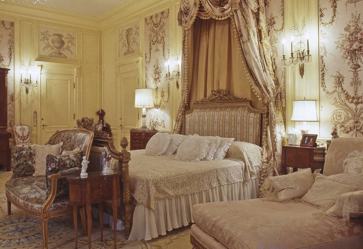 Donald Trump s první manželkou Ivanou předělali interiéry tak, aby připomínaly honosné evropské paláce. Nejen v této ložnici bylo použito plátkové zlato, drahý mramor a kamenné a dřevěné dekorace.