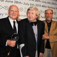 Miroslav Ondříček (1934-2015) Aneb setkání z Amadea po letech. Na karlovarském festivalu se sešli zleva Theodor Pištěk (1932-2025), kameraman Miroslav Ondříček a herec F. Murray Abraham, představitel filmového Salieriho. Rok 2013