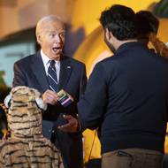Prezident Joe Biden při halloweenském koledování v Bílém domě. Ve výrazně dekorované jižní zahradě Bílého domu prezident žertoval s dětmi.