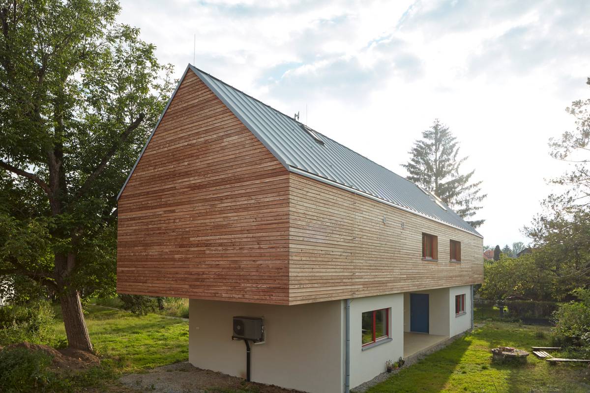 Dům je vytápěný (a má rovněž ohřívanou vodu) pomocí čerpadla pracujícího na principu vzduch/voda.