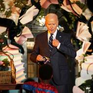 Pro koledníky měl prezident připravené sladkosti, letošní akce se v Bílém domě zúčastnilo osm tisíc hostů, každá rodina dostala také knihy.