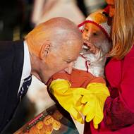 Americký prezident byl vyfotografován, jak ve hře kouše do nohy nemluvně převlečené za kuře. Podle novinářů z New York Post hrála v pozadí ústřední melodie z filmu Čelisti.