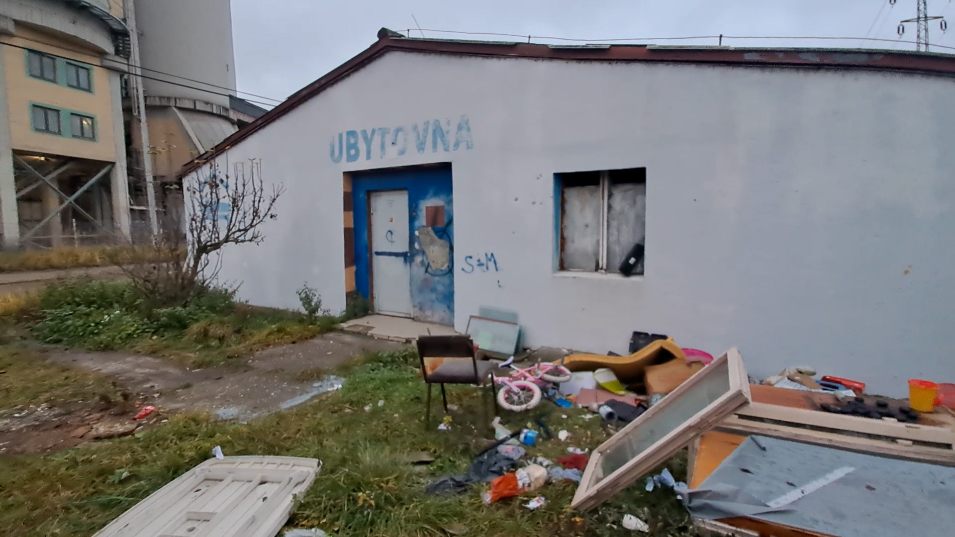 Kolem plzeňské chudinské ubytovny Na Sklárně se válejí hromady věcí a  odpadků.