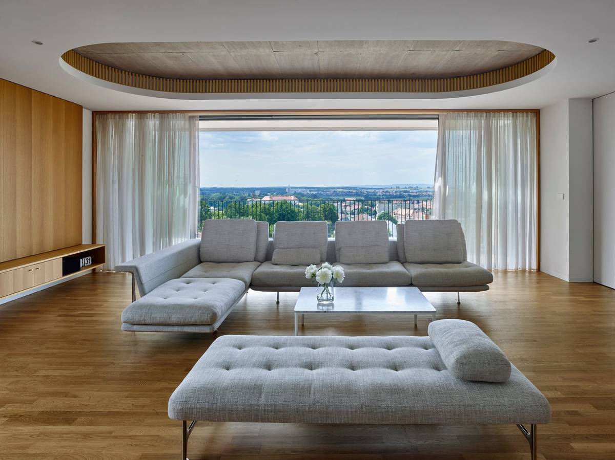 Obývacímu pokoji dominují přírodní tóny.