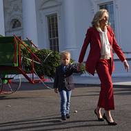 Jill Bidenová se svým vnukem Beauem Bidenem při přebírání vánočního stromu pro Bílý dům