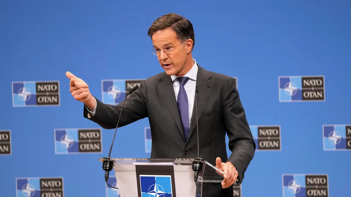Rutte: Rusové postupují pomalu a Ukrajina je schopná se dál bránit