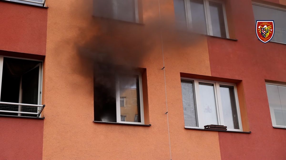 Požár v paneláku ve Frýdku-Místku: Hasiči vyváděli lidi v maskách